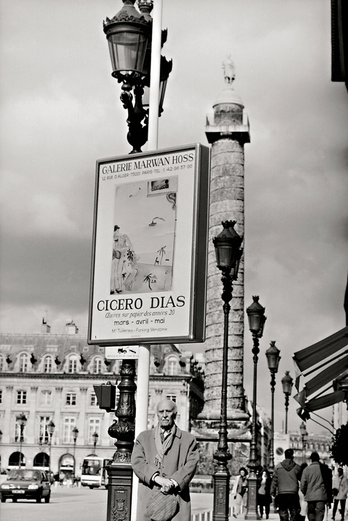 1994-Cícero-Dias-na-praça-Vendôme-em-Paris-diante-do-cartaz-