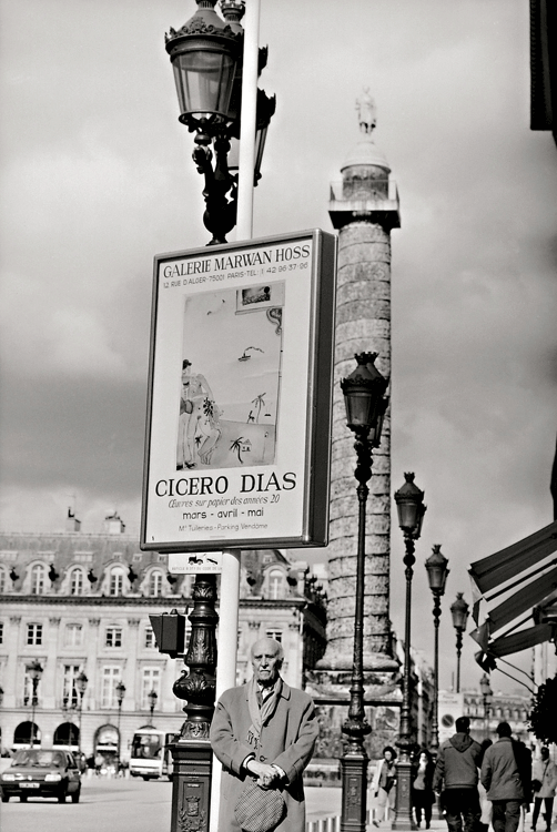 1994-Cícero-Dias-na-praça-Vendôme-em-Paris-diante-do-cartaz-
